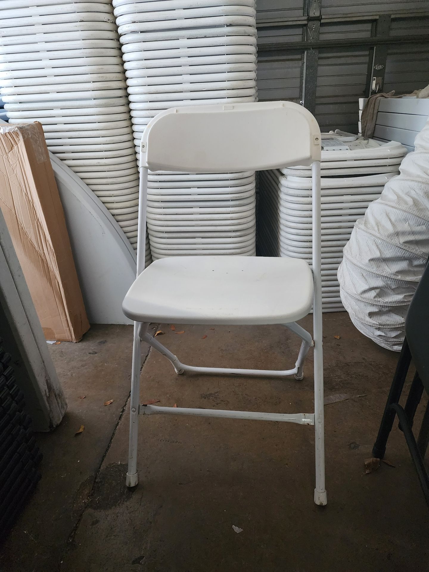 Used White Folding Chairs S,a,l,e