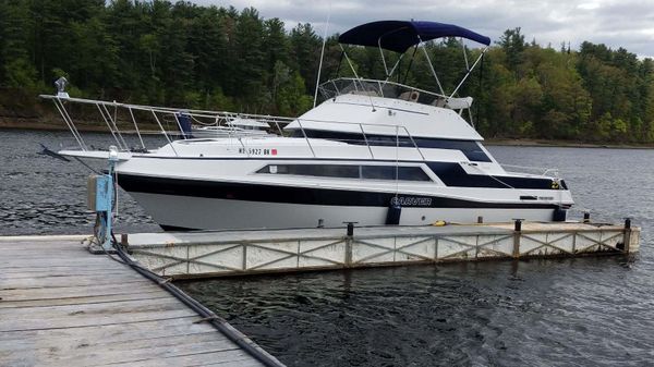 Carver twin engine cabin cruiser