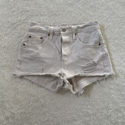 Women's Levi White Jean Shorts 25W -Condition and measurements are as seen in photos -Button Style Closure