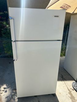 18.4 CU FT. Fridge / Refridgerator
