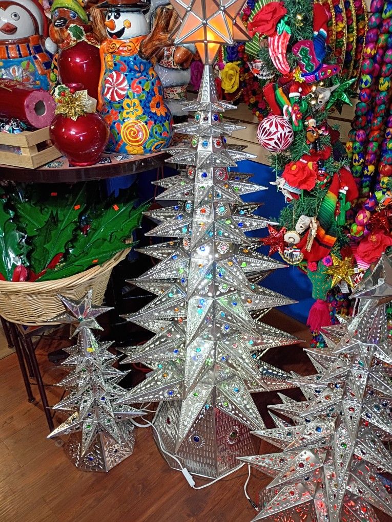 New 
*Lighted Natural Punched Tin Star Christmas 
Tree * with Colored Marbles

Lighted natural tin star Christmas tree / colored glass marbles. 
