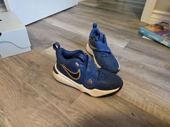 Nike Team Hustle D11 sneakers - size 3.5Y