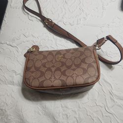 Small Croosbady Coach  Purse 👛   I Used One Time 