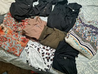 Bag Of Women's Clothing  Xlarge  Large  18/20  Xxlarge Some 2x. Sweat Xlarge. Pant Large Sweatshirt torrid  2 Crop Length. All For 5 Dollars Total 