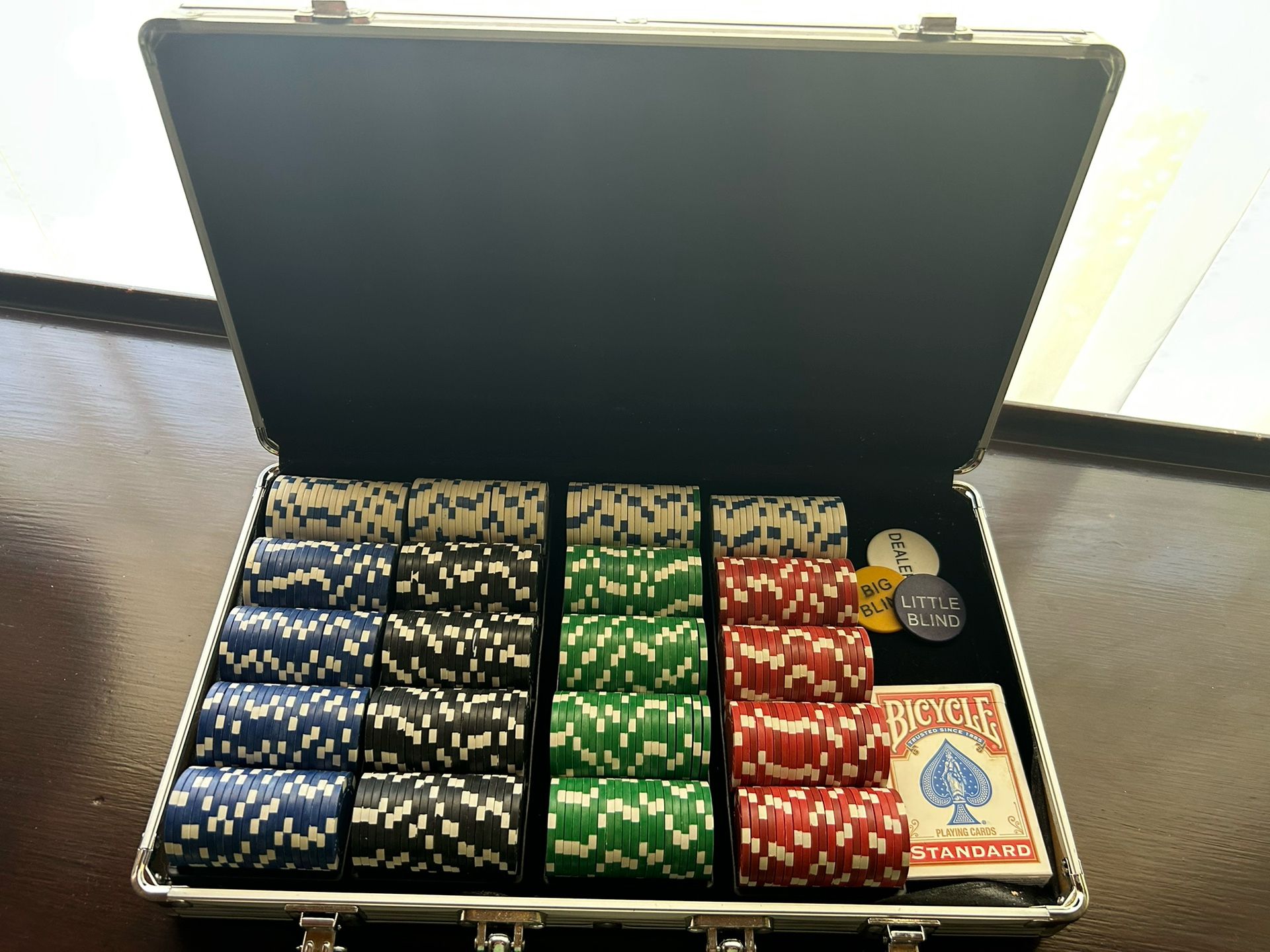 400 Poker Chips With Case And Removable Racks