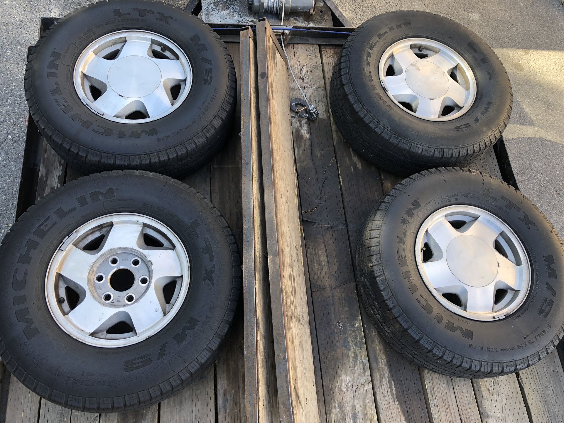 2004 Chevy Tahoe Chevrolet Tahoe wheels Rims 6x139.7mm = 6x5.5 inches tires 265/75/16 