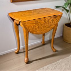 Broyhill Brown Oak Early American / Country Drop-Leaf Accent End Table