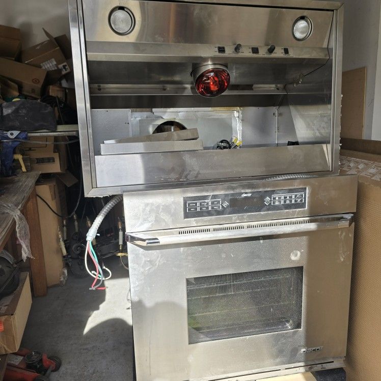 Decor digital oven with Vikings Professionals venting range hood. May need minimal cleaning.