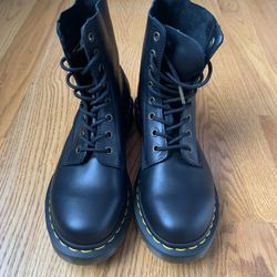 Dr Martens WNS Size 9 Brand New