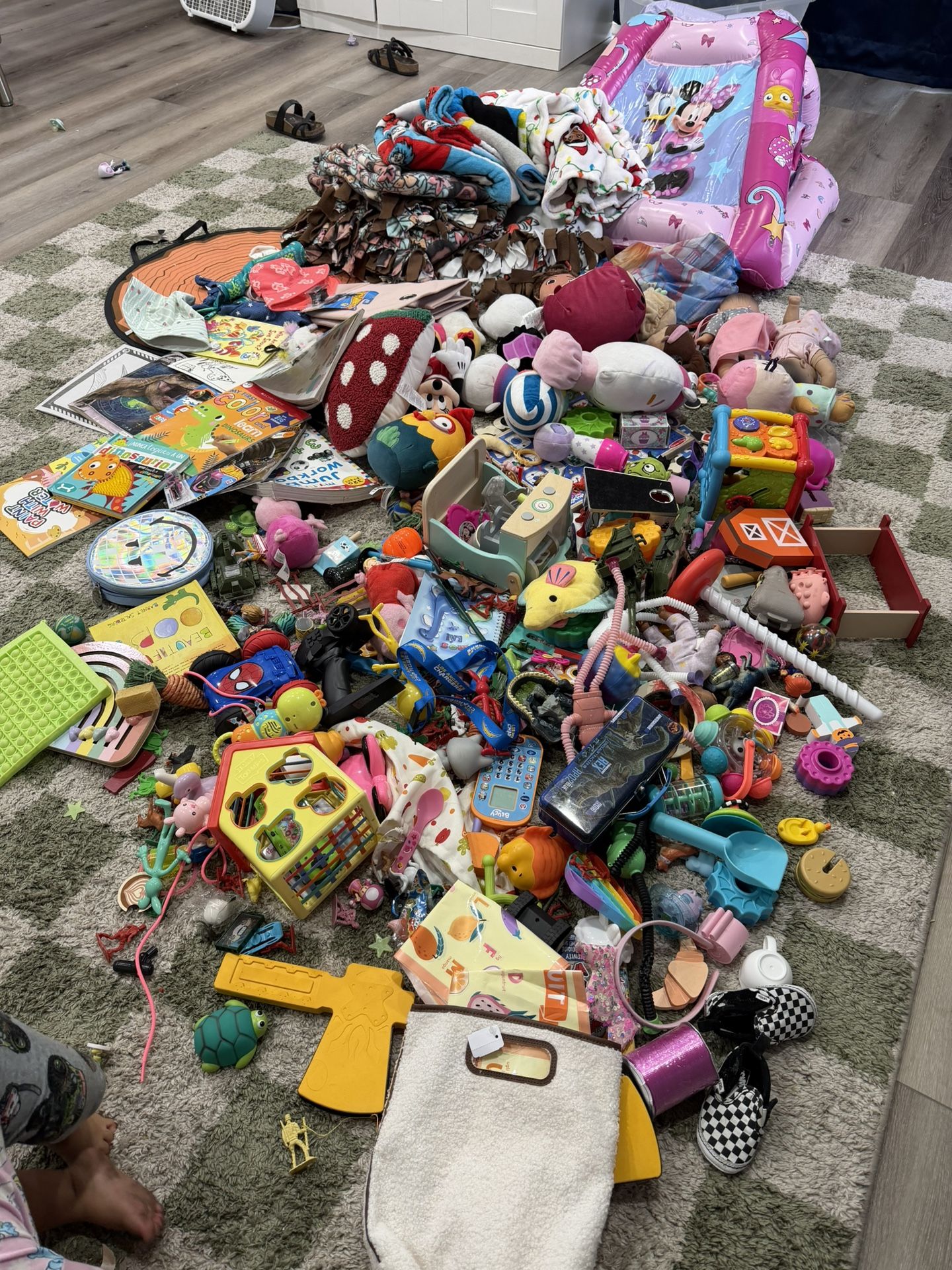 Toys , Blankets , Plushies 