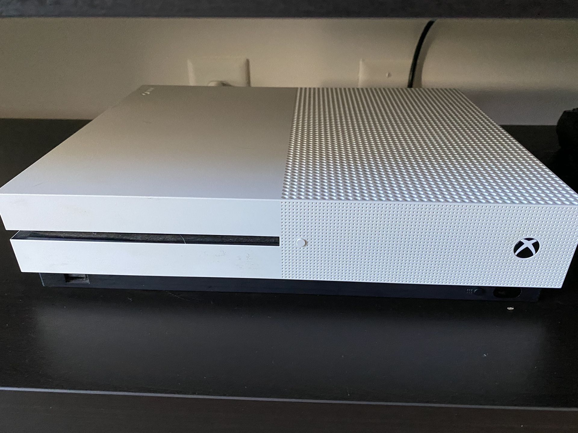 Xbox One S with 4 Controllers