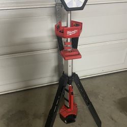 Milwaukee Tripod Light 