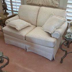 White Sofa And Loveseat 