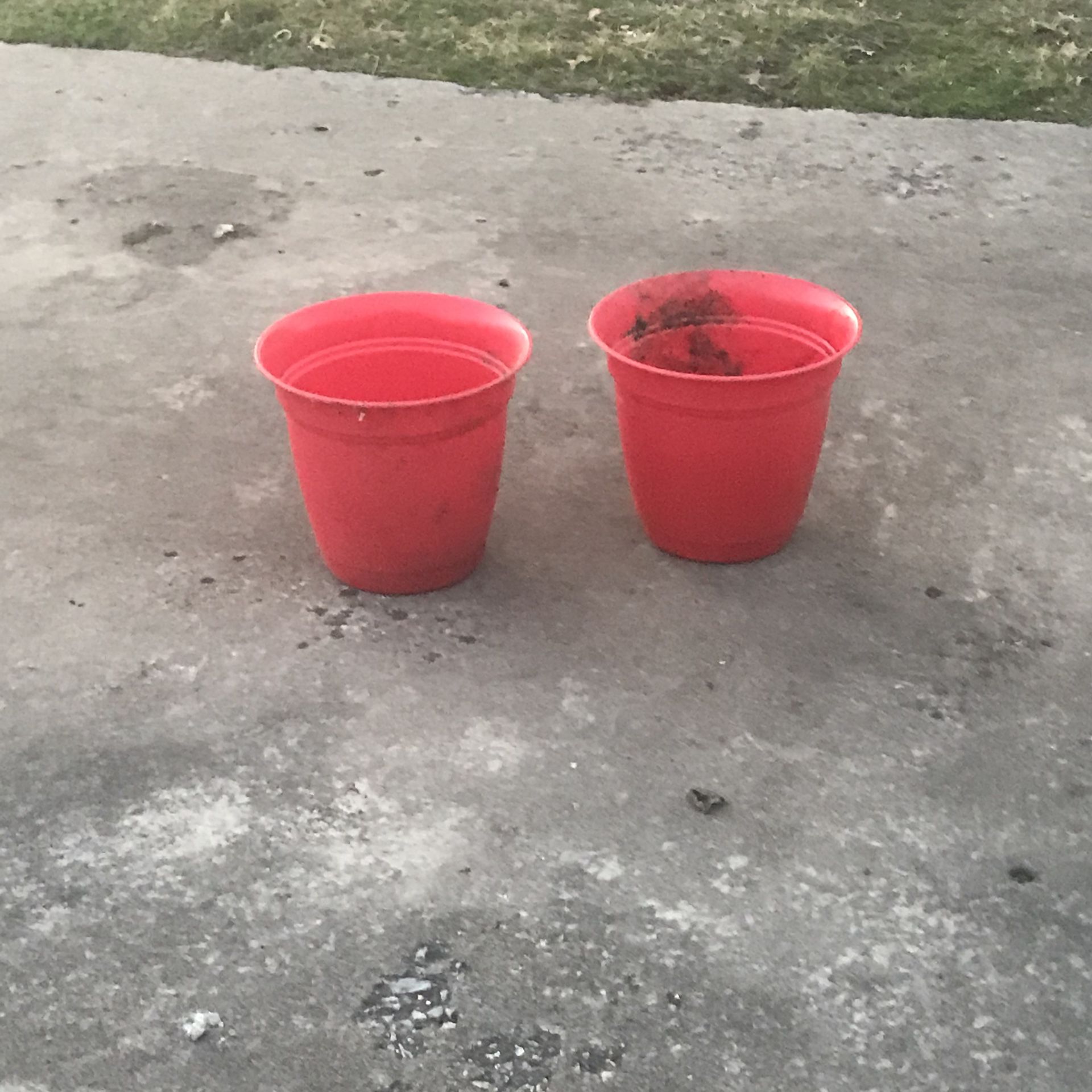 2 plastic flower pots. Nice 👍🏽 $20