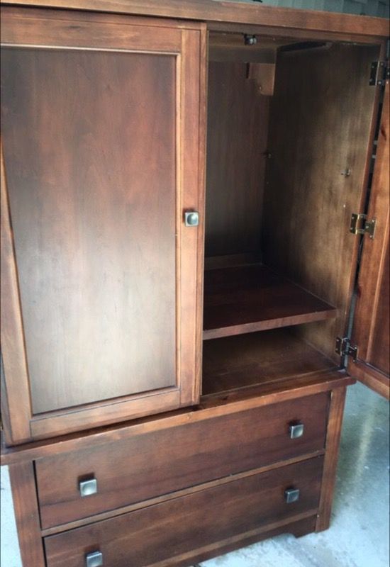 Vaughan Bassett Armoire