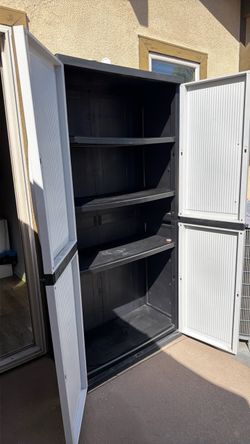 Plastic storage containers