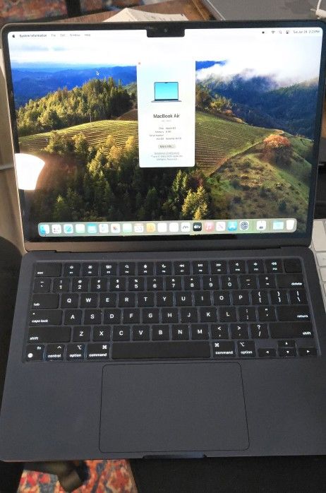2022 M2 MacBook Air 8gb, 256gb