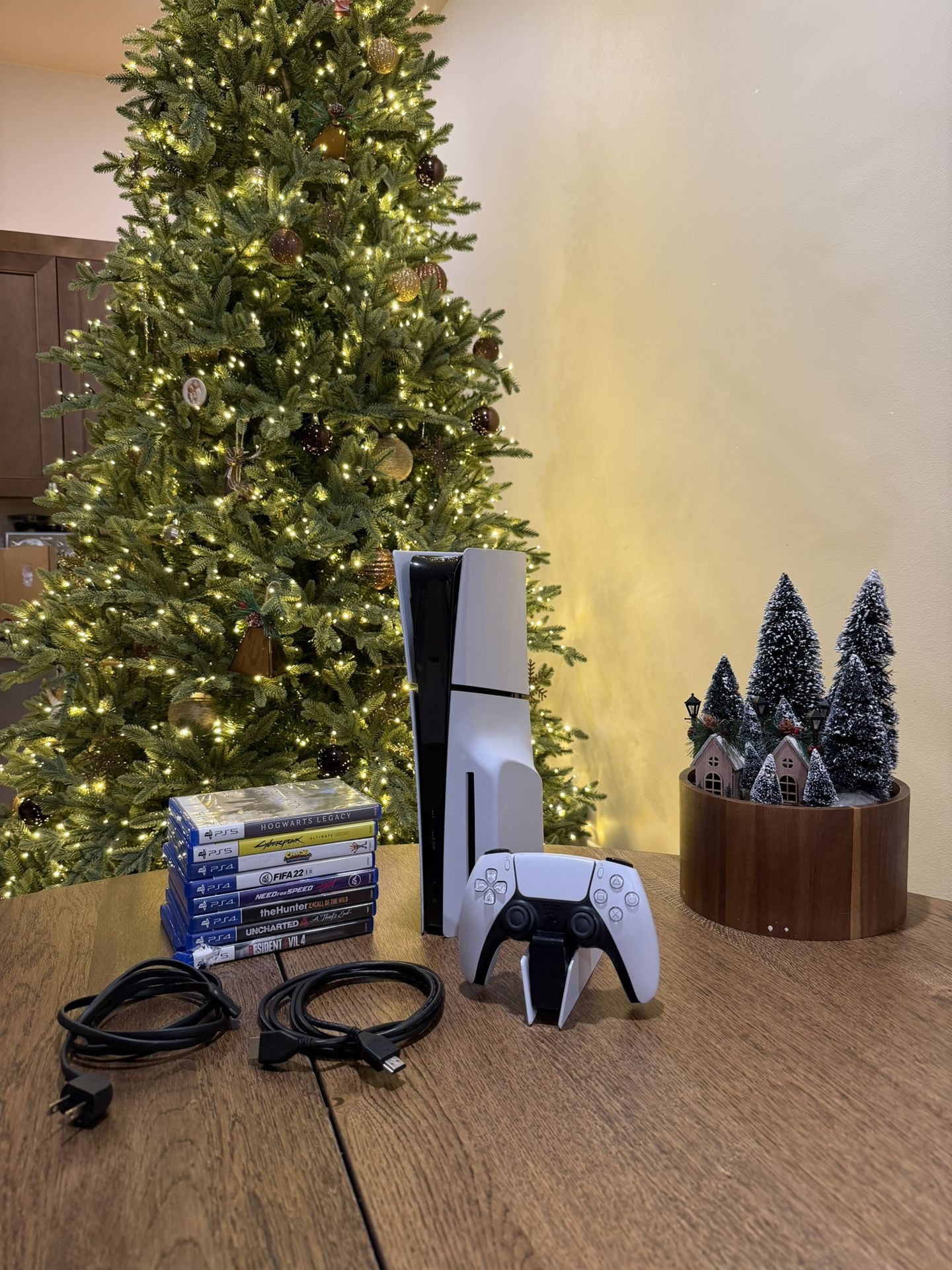 PlayStation 5 Disc Edition + Controller + Charging Dock + 8 Games – Excellent Condition