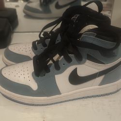 Kids Jordan 1 university blue size 2 youth