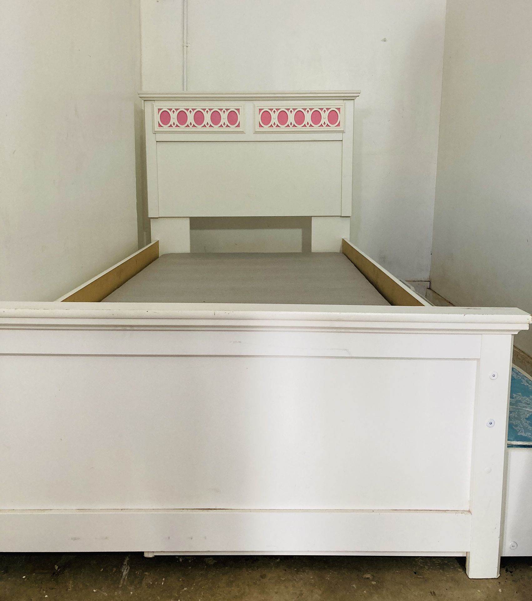 Kids trundle bed