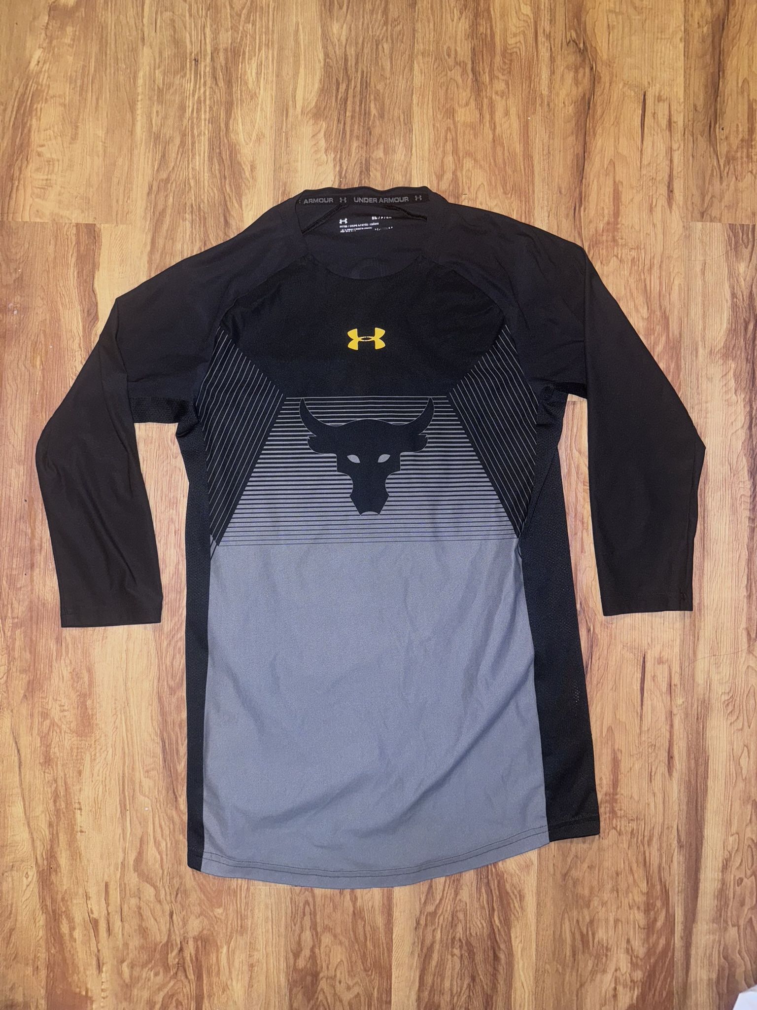 Men’s sz Small Under Armour x Project Rock Shirt Black Chase Greatness 3/4 Sleev