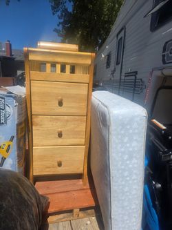 Convertible W/ changing table crib and drawers