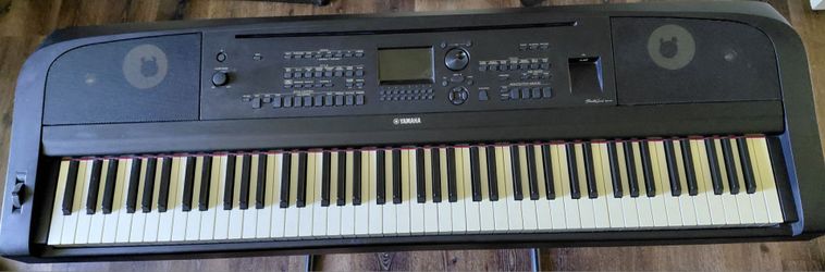 Piano Keyboard Yamaha DGX 670 88 Weighted Keys