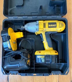Dewalt 18V Impact driver tool with 2 batteries