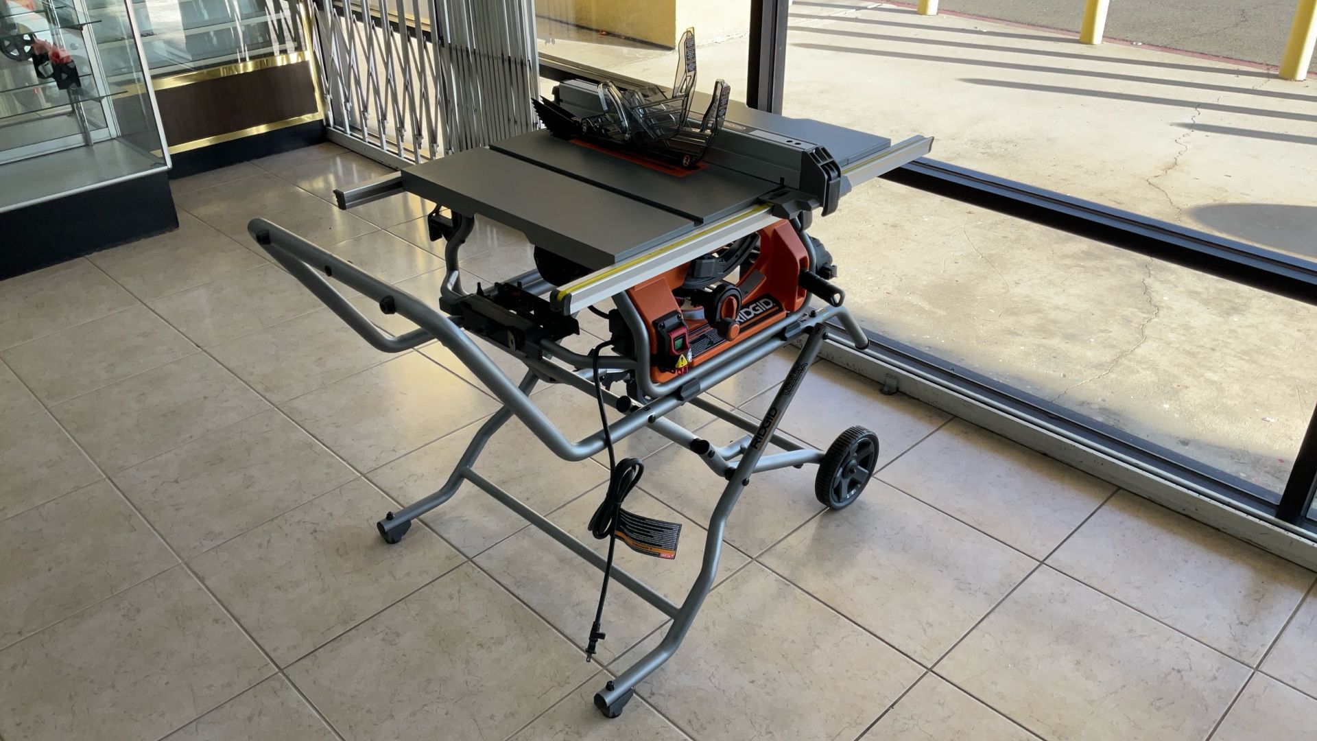 RIDGID TABLE SAW WITH BEVEL LOCK LEVER.