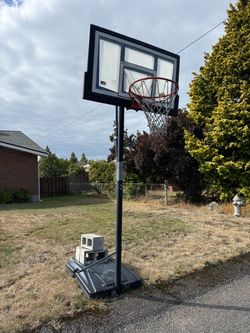 Free standing basketball hoop