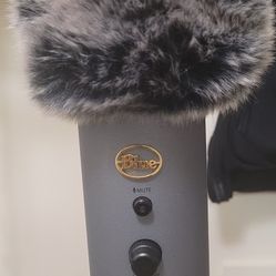 BLUE YETI USB Microphone with Pop Filter & USB Cable Gently Used
