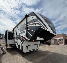 2016 Momentum by Grand Design RV/ Toy Hauler/ Travel Trailer/ Fifth Wheel