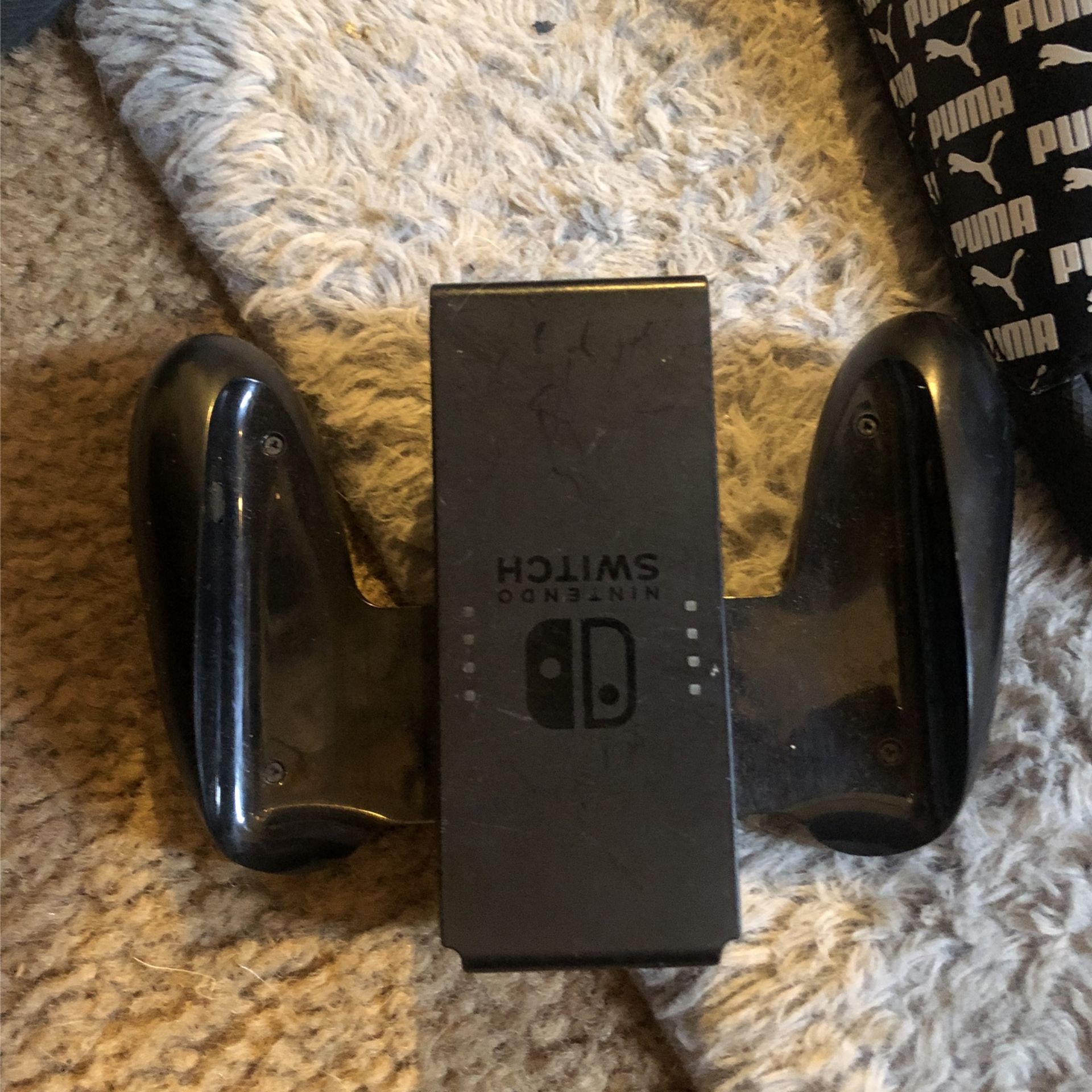 Combine the left and right Joy‑Con into one larger controller with this handy grip. This is the same Joy-Con Grip included with the Nintendo Switch co