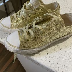 Gold Girl Size 2 Converse Never Used 25$