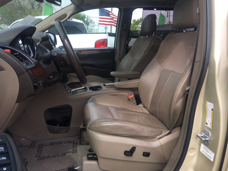 2011 chrysler town & country, fully loaded, DVD, leather, sunroof... $1300 down