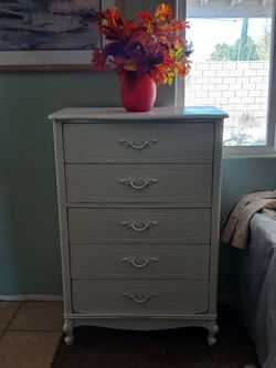 Beautiful 5 drawers dresser 34 wide 48 height 17 deep