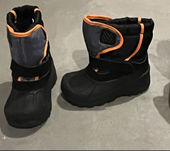 Little Kids Size 8 snow boots 