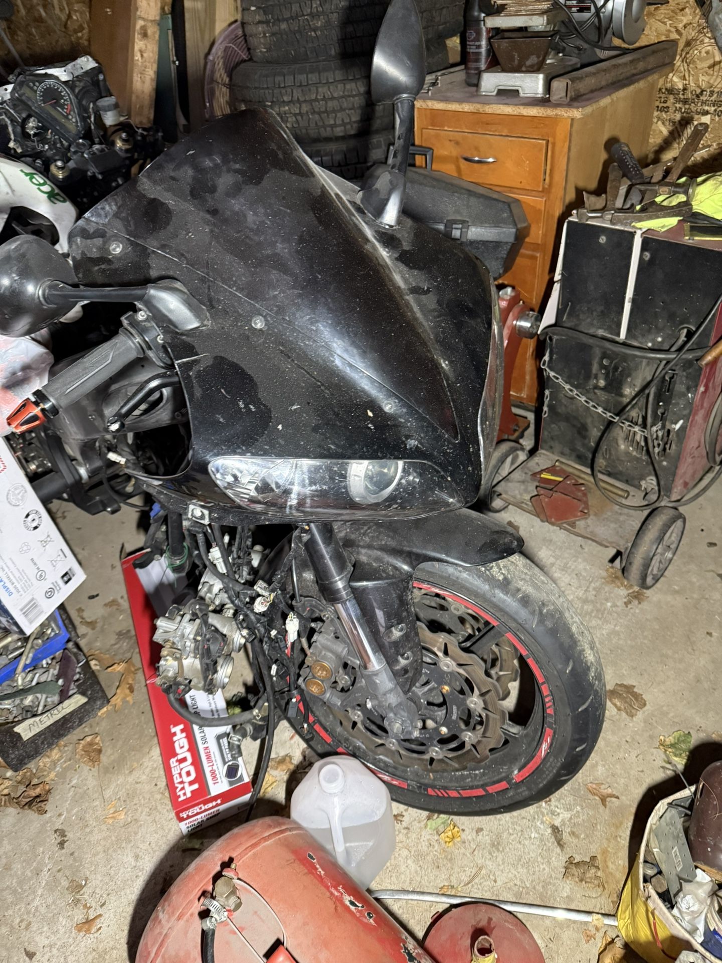 2006 Yamaha YZF-R1 and 2006 Honda CBR1000rr