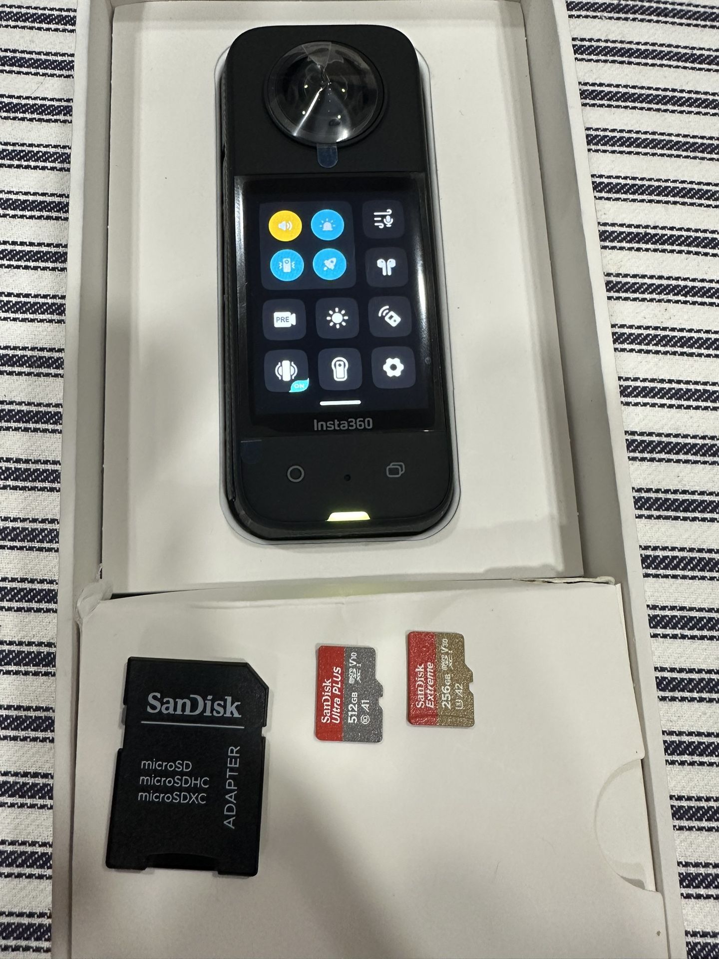 Insta360 x3 360 Degree Action Cam ~ New In Box w/ SD Cards 