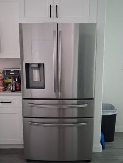 Samsung 28 Cu Ft 4-Door Smart Refrigerator w/ FlexZone - Stainless - RF28R7201SR
