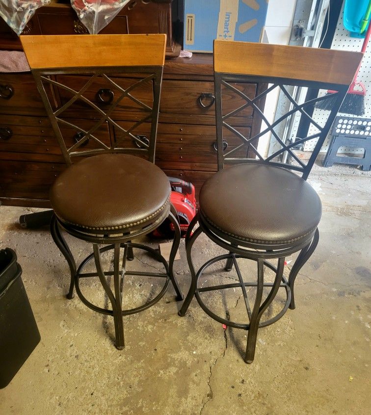 2 Swivel Bar Stools