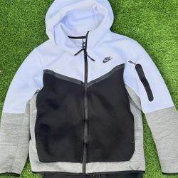     Nike Tech Fleece Set – Authentic & Comfortable Streetwear