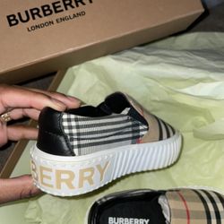 Burberry Toddler slip on 