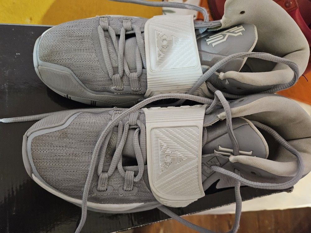 Men Shoes Size 8.5