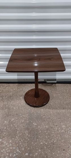 CLASSY PETITE SIDE TABLE mid Century good quality