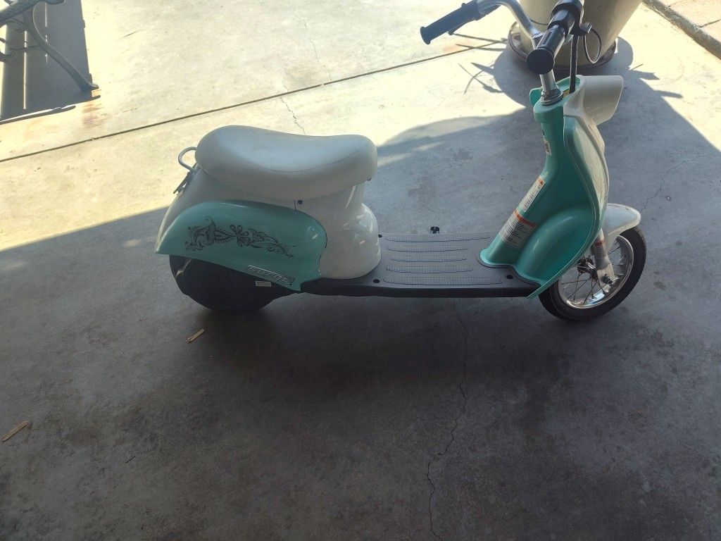 Scooter Eléctrica Para Niños En Buenas Condiciones Está Nueva