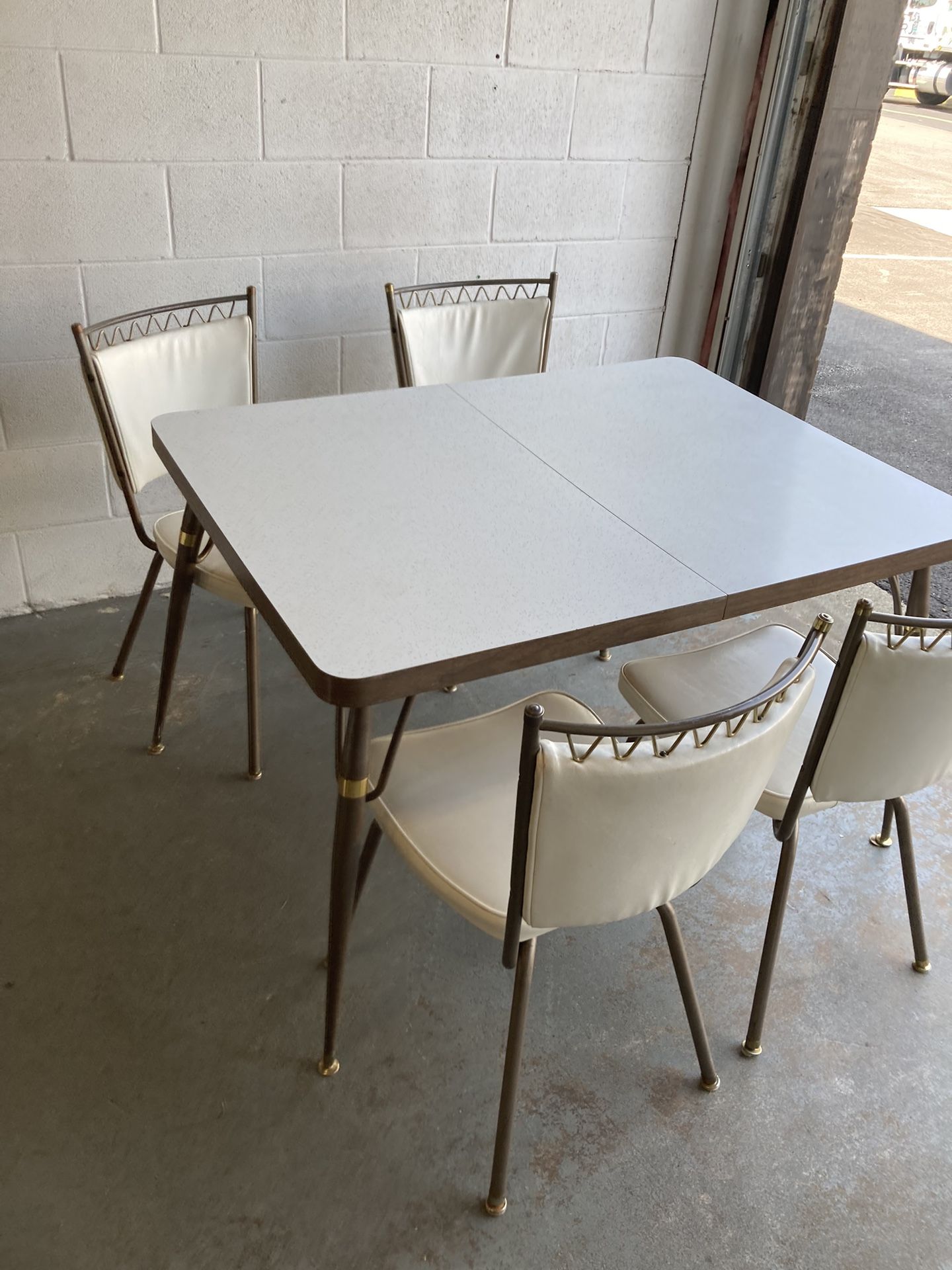 Walter Wabash 1960s kitchen table with firm laminate top, extra leaf. Vintage dinette set