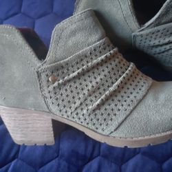 Women's Size 7 Suede Booties. Olive