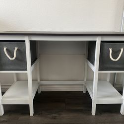 Desk with detachable drawers