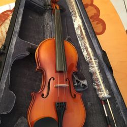 Benjamin Adams VN100 Full Size Student Violin Outfit The Benjamin Adams VN100 Full Size 4/4 Student Violin Outfit has a solid spruce top, maple back a